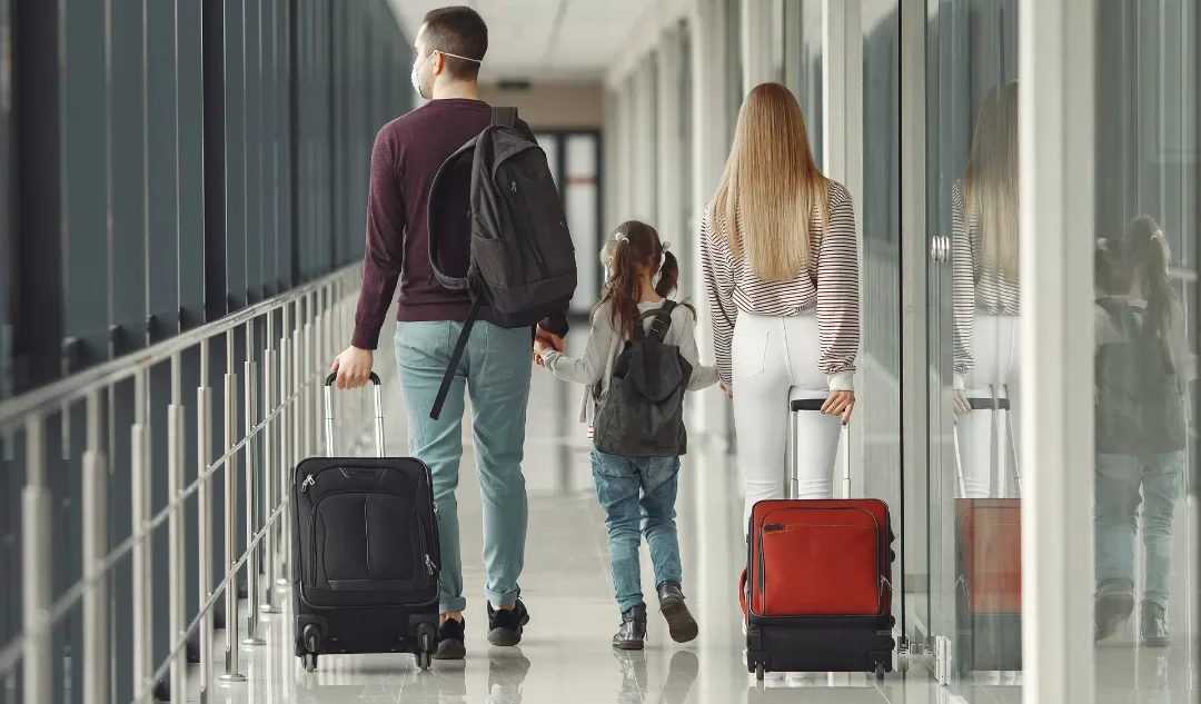 Salir de Chile con niños: revisa permisos necesarios y qué hacer si uno de los padres se opone