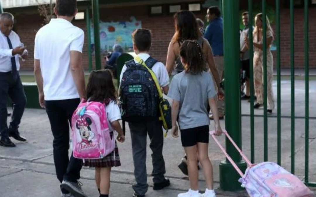 De las vacaciones al aula: Psicóloga entrega claves para apoyar a los hijos